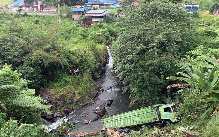 Truk Bermuatan Sirup Terjun Bebas ke Jurang di Selupu Rejang, Sopirnya Warga Palembang, Begini Keadaaannya