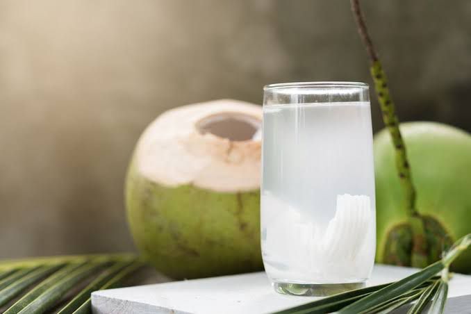  Mulai Malam Ini Coba Minum Air Kelapa Sebelum Tidur dan Buktikan Khasiatnya untuk Tubuh