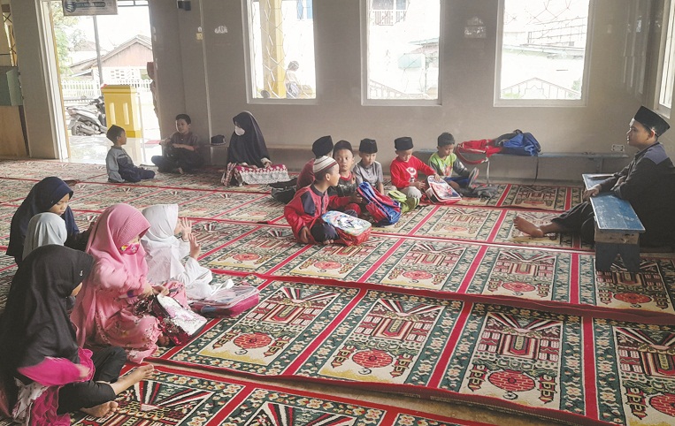 Puluhan Anak Belajar di TPA Masjid Taqwa Pagaralam, Isi Waktu Menjelang Berbuka Puasa 