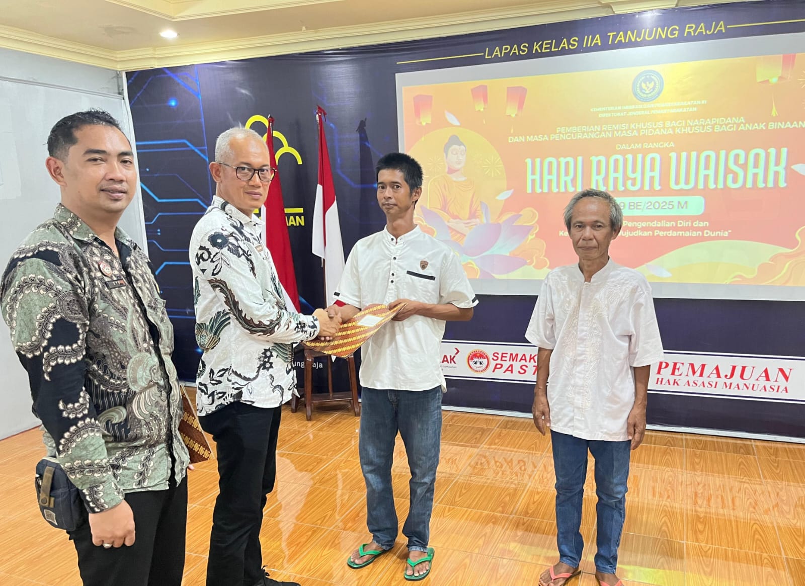 Peringati Hari Raya Waisak 2025, 2 Warga Binaan Lapas Tanjung Raja Ogan Ilir Terima Remisi Khusus