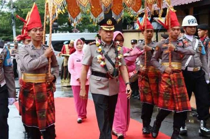 Usai Sertijab di Polda Sulsel, Mokhamad Ngajib Disambut Tradisi Angngaru Polrestabes Makassar
