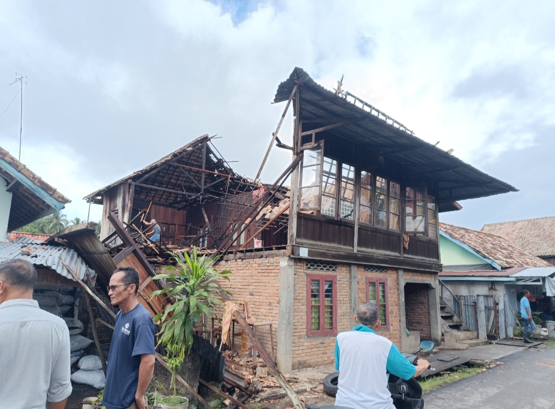 Rumah Panggung di Kelurahan Paku Kayuagung Roboh, Penyebabnya?