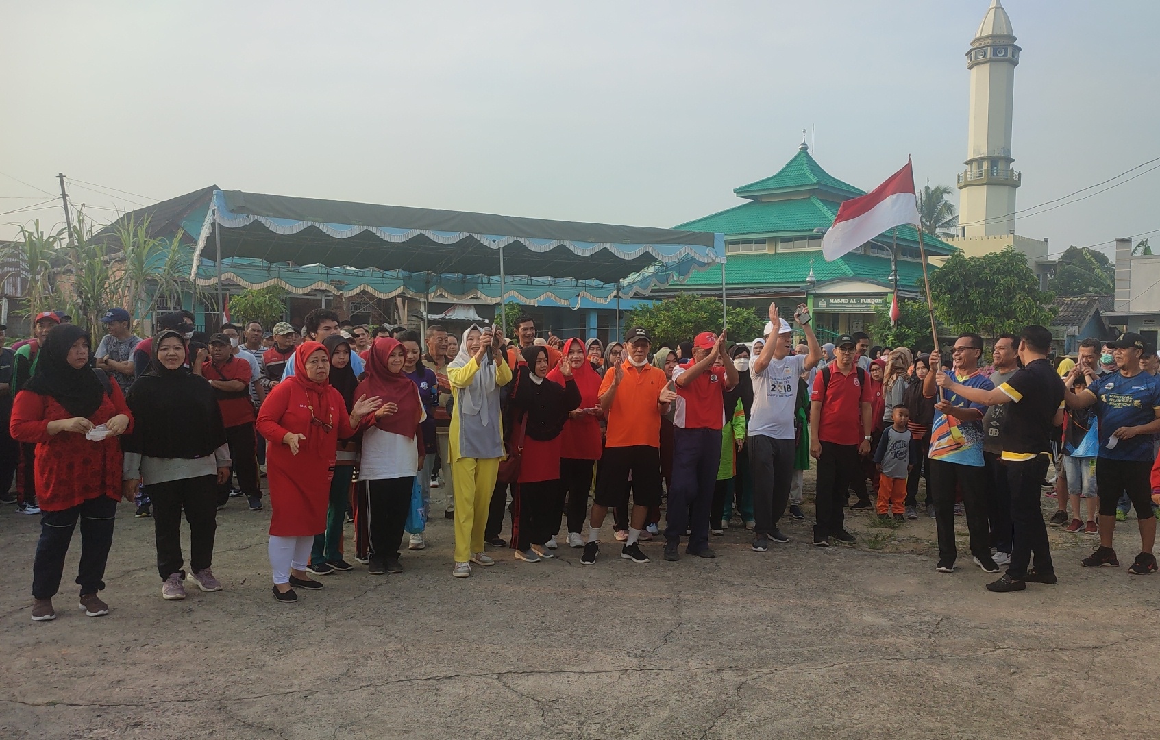 Sambut HUT RI ke 78, Ratusan Warga Komplek Bukit Nusa Indah Palembang Gelar Jalan Sehat