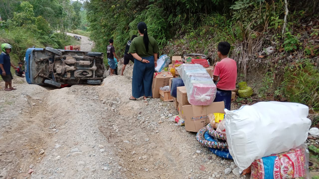 Kondisi Jalan Menanjak dan Rusak, Mobil Pengankut Sembako Terbalik 