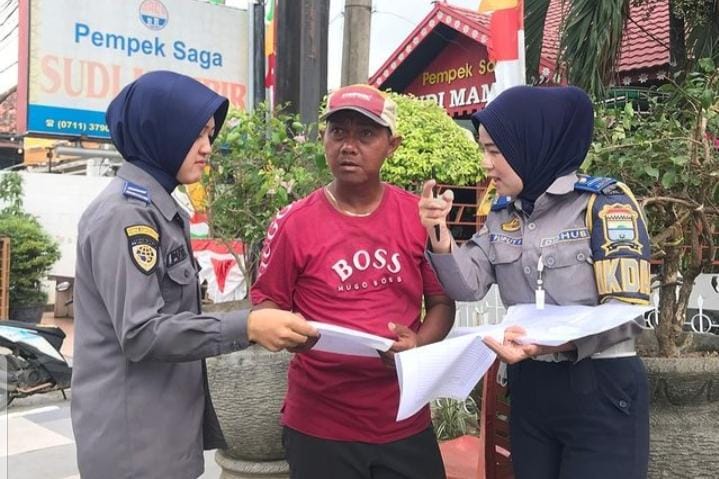 Akhirnya Petugas Dishub Bagikan Surat Edaran Dilarang Parkir untuk ASN di Badan Jalan Merdeka Palembang 