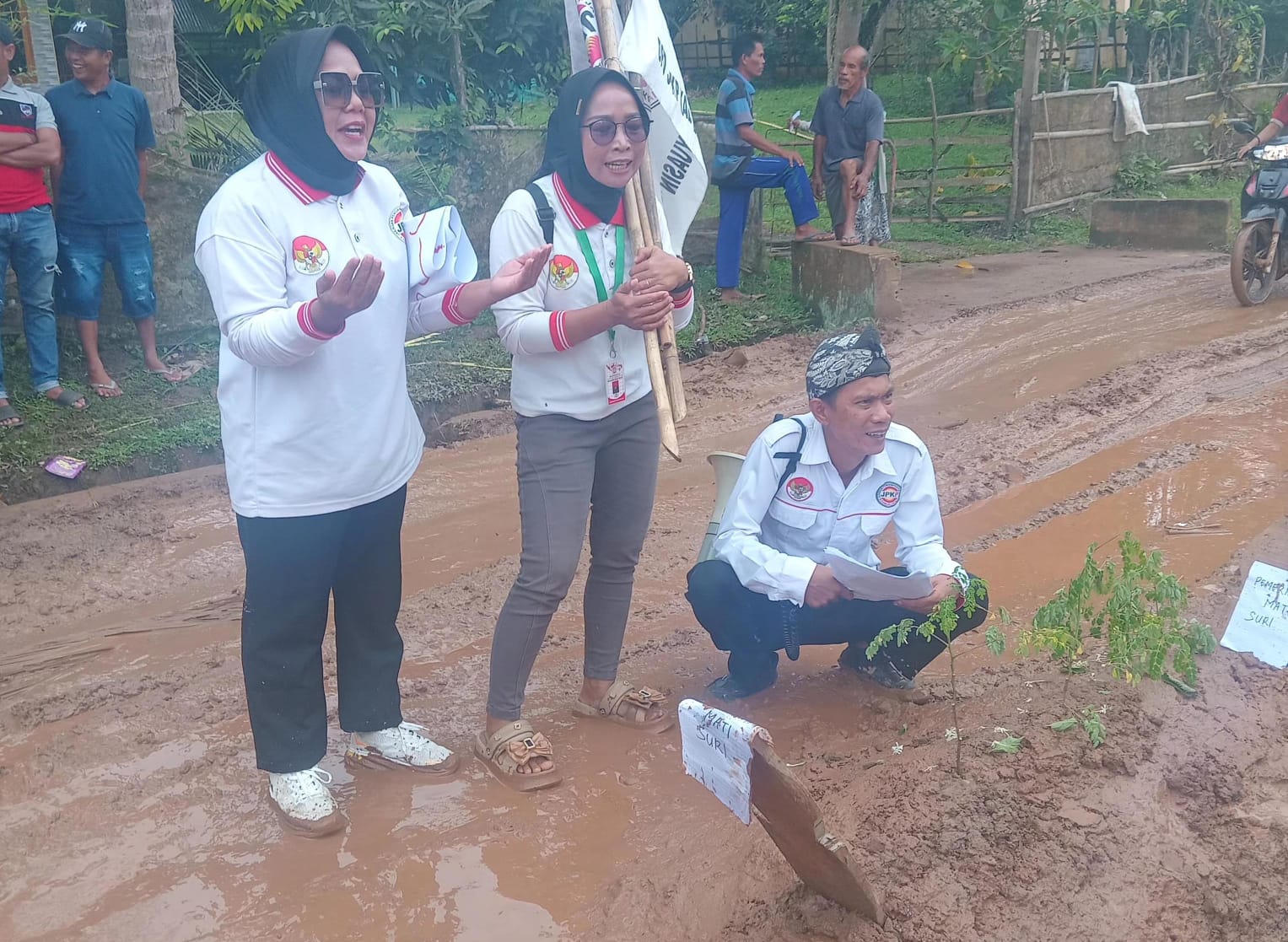 Warga Lubuk Saung Rantau Bayur Banyuasin Minta Segera Perbaiki Jalan Poros