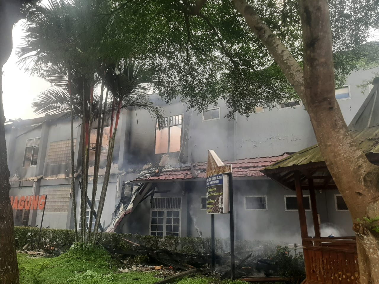  Ini Dugaan Penyebab Gedung Sekolah SMA Negeri 3 Unggulan Kayuagung Hangus Terbakar 