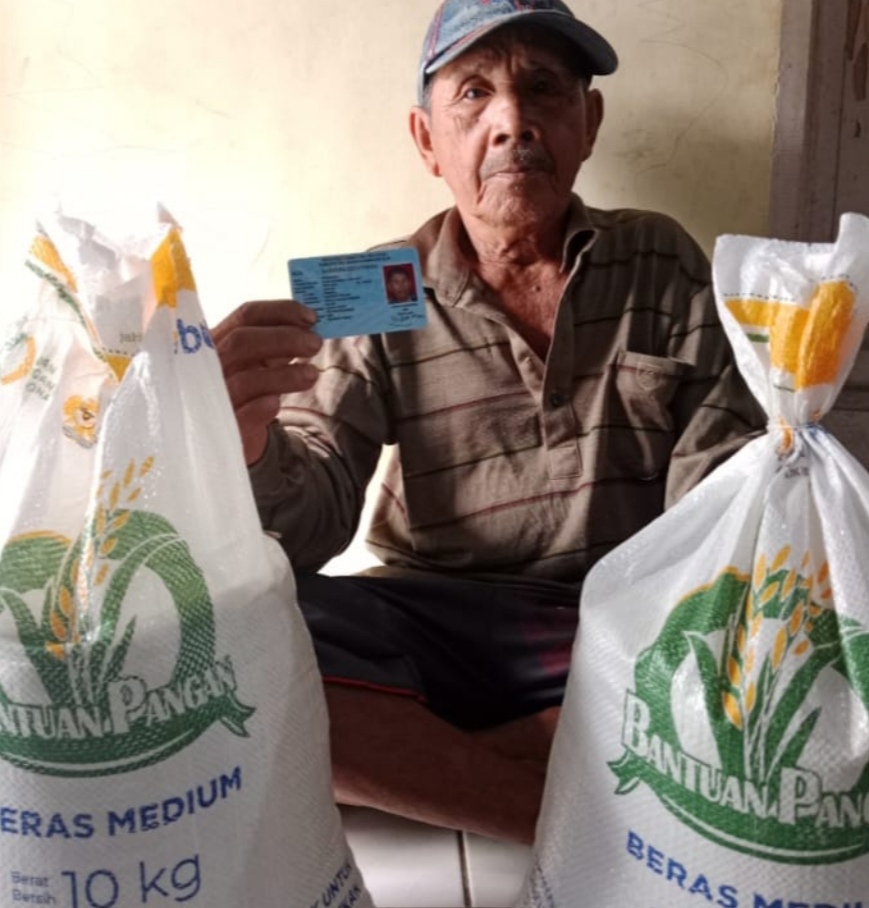 Warga Desa Rawang Besar OKI Dapat Bantuan Pangan Berupa Beras