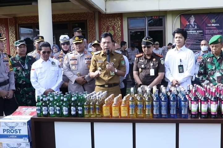 Polres Prabumulih Musnahkan Puluhan Botol Miras yang Diamankan Selama Ramadan