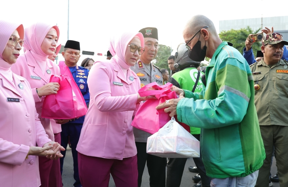 Kapolda Sumsel Cek Pos Pam Ketupat 2026, Bagikan Takjil dan Tali Asih ke Petugas