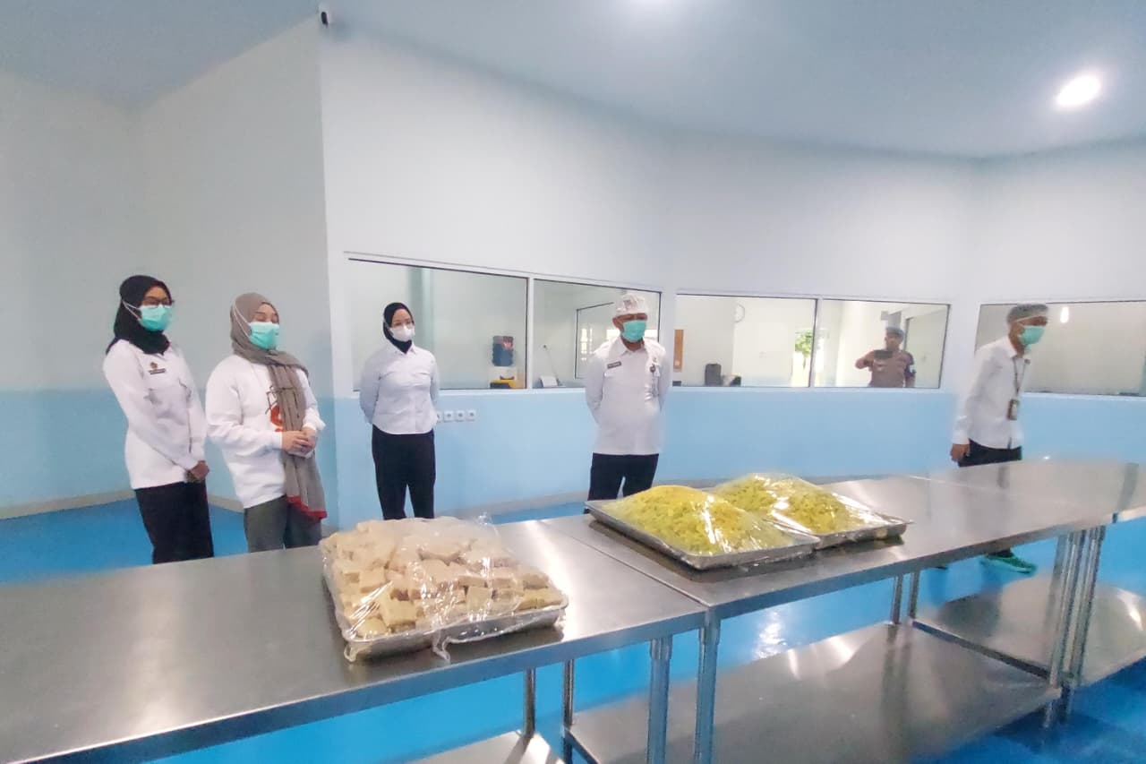 SPPG Polda Sumsel Olah Ribuan Porsi MBG Pelajar, Terapkan Security Food dan Rapid Test Makanan Ketat