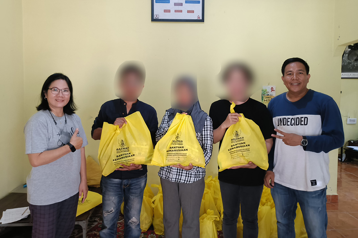 Yayasan Sriwijaya Plus Salurkan Bantuan untuk ODHIV Kurang Mampu di Palembang