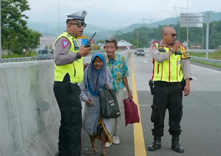 Astaga! Nyinyiran Netizen Bikin Keluarga Pasutri Lansia yang Kesasar di Jalan Tol Cisumdawu Sedih