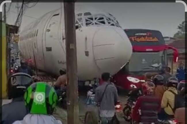 Pesawat Terbang Sebabkan Kemacetan, Kades juga Heran Kok Diangkut Kesiangan 