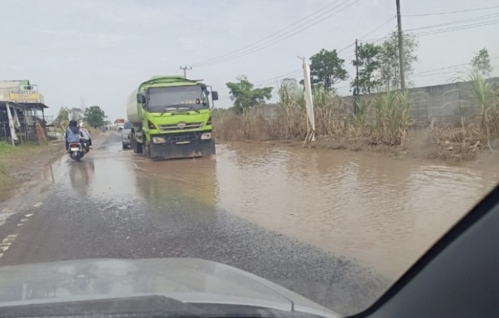 Jalan Lingkar Selatan Jakabaring Dikepung Genangan dan Lubang Menganga, Ancam Keselamatan Pengendara