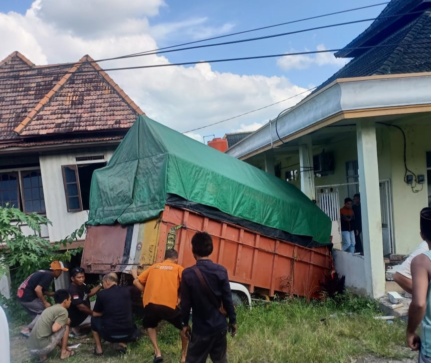 BREAKING NEWS! Truk Pengangkut Beras Seruduk Masjid di Desa Meranjat III Ogan Ilir, Sopir Terjepit