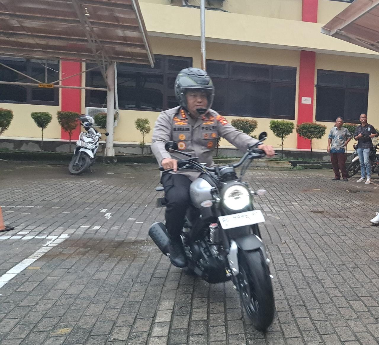 Parkir Mobil di Mapolrestabes Lengang, Personel Gunakan Motor