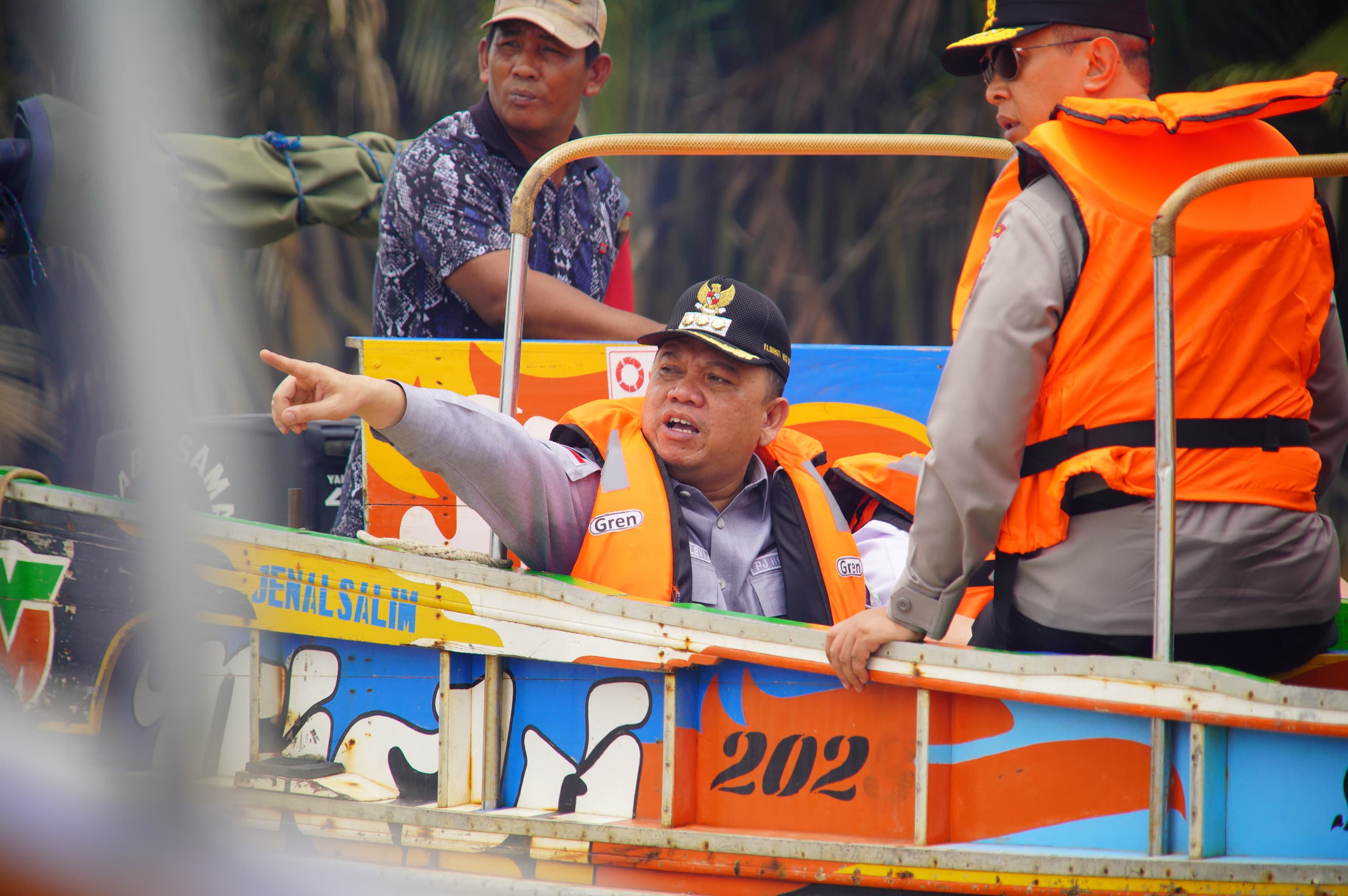 Pj Bupati Muba Bersama Pj Gubernur Sumsel Tinjau Kondisi Jembatan P6 Kecamatan Lalan 