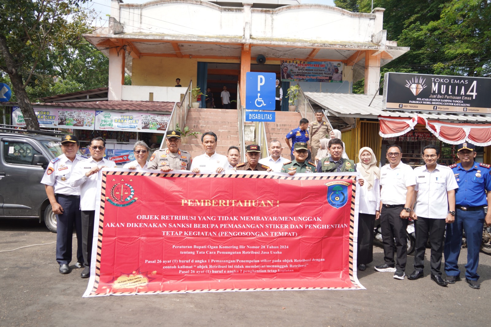 Dorong Kepatuhan, Kios Penunggak Retribusi di Pasar Kayuagung Ditempeli Stiker 