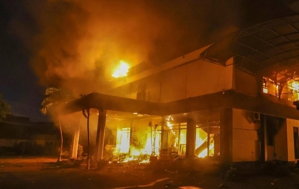 Gelombang Demo Menjalar, Giliran Gedung DPRD Kota Kediri Dibakar Massa dengan Bom Molotov