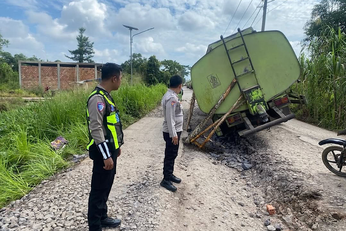 Akibat Truk Over Tonase, Jalan Palembang - Rambutan Macet Parah