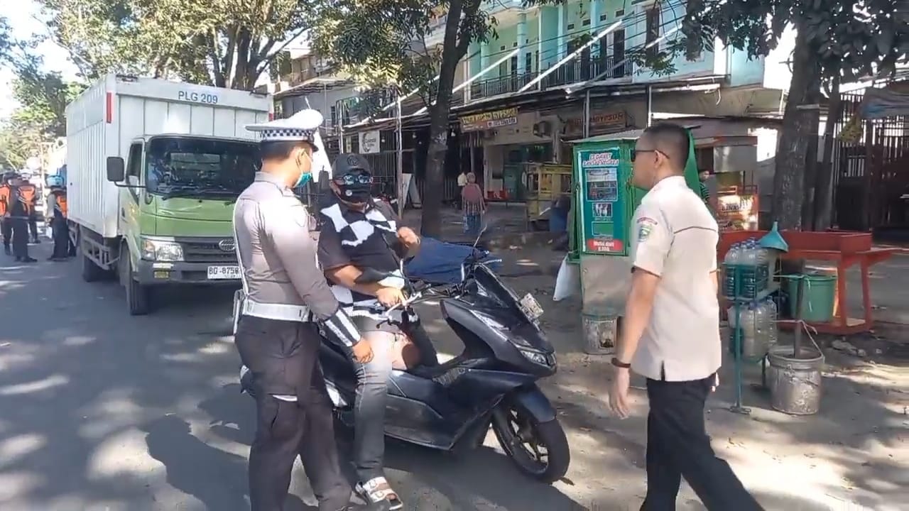Seorang Pengendara Motor di Palembang Kesal Ditilang, Klaim Hanya Dirinya yang Diberhentikan