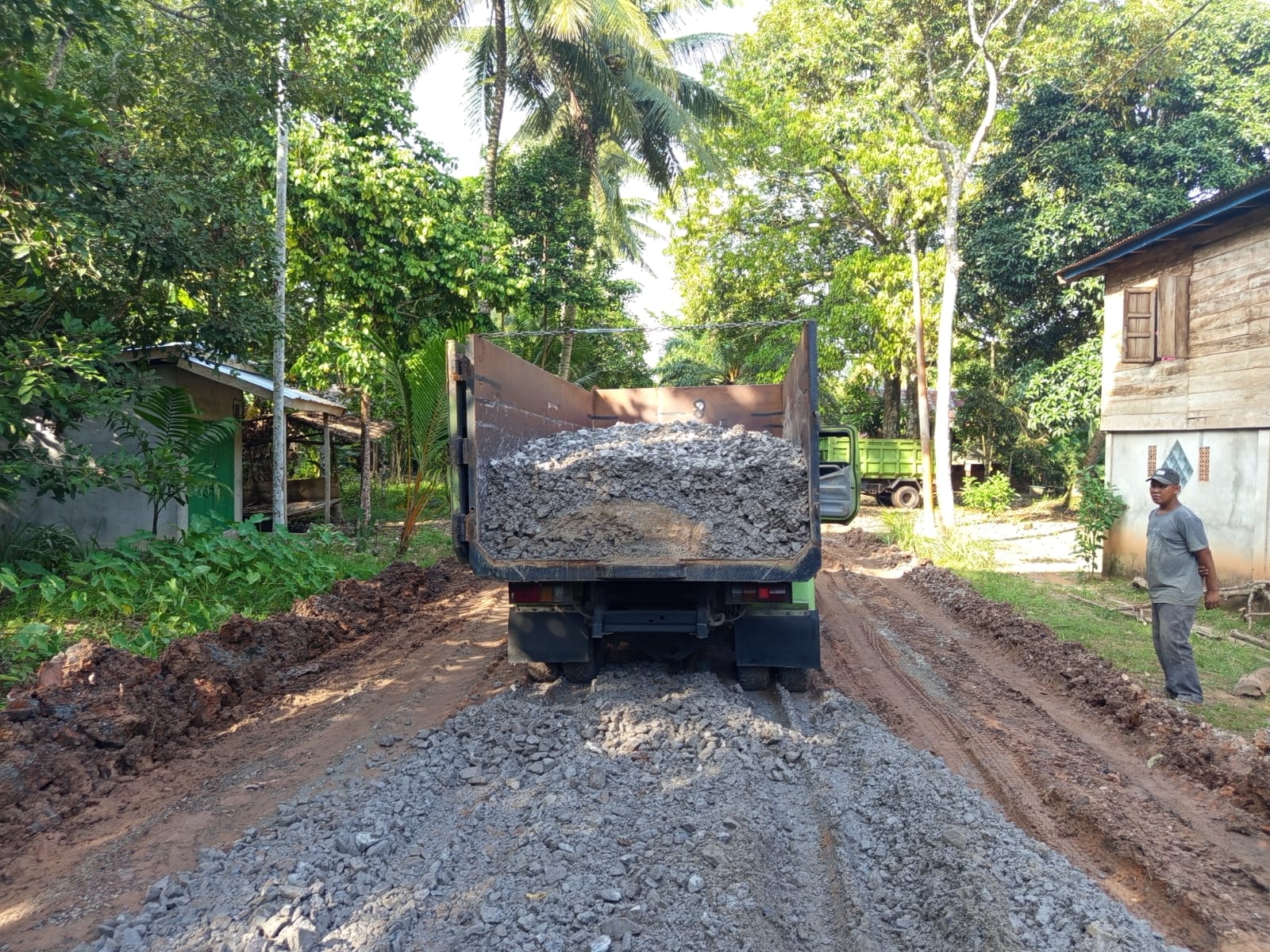 Jalan Kabupaten yang Rusak di Desa Kotadaro 2 Ogan Ilir, Akhirnya Ditimbun Koral, Upaya Tanggap Darurat