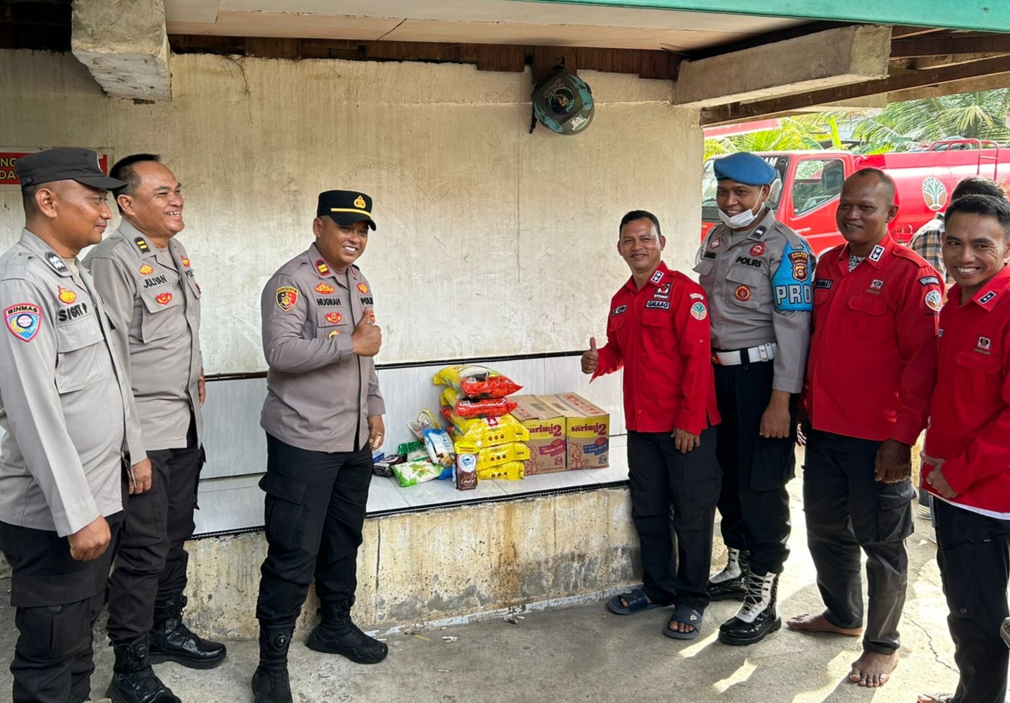Silaturahmi ke Pondok Kerja Manggala Agni Daops Sumatera XIV/Banyuasin, Kapolsek Pemulutan Berikan Sembako