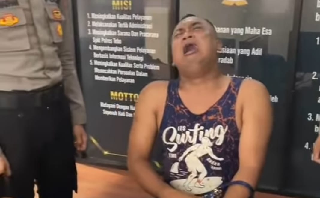 Kocak! Pria Bertubuh Kekar Datangi Polres Tebo Sambil Nangis Histeris Gegara Ini, Netizen: Duh Tulang Lunak