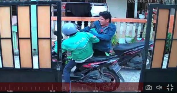 Usai Antar Penumpang, Ojol di Palembang Dipukuli OTD, Videonya Viral, Semoga Pelakunya Cepat Sadar 