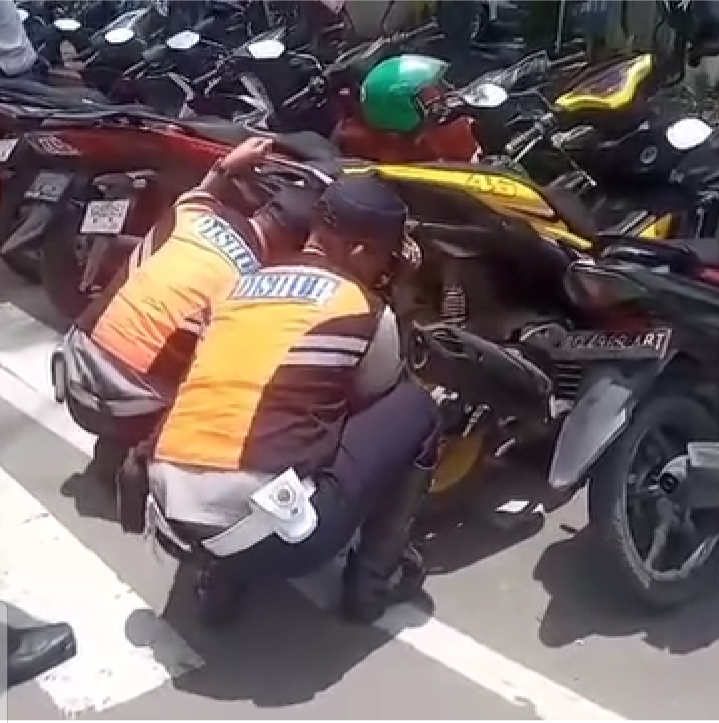 Lagi, Puluhan Motor Parkir di Badan Jalan POM IX Palembang Digembosi
