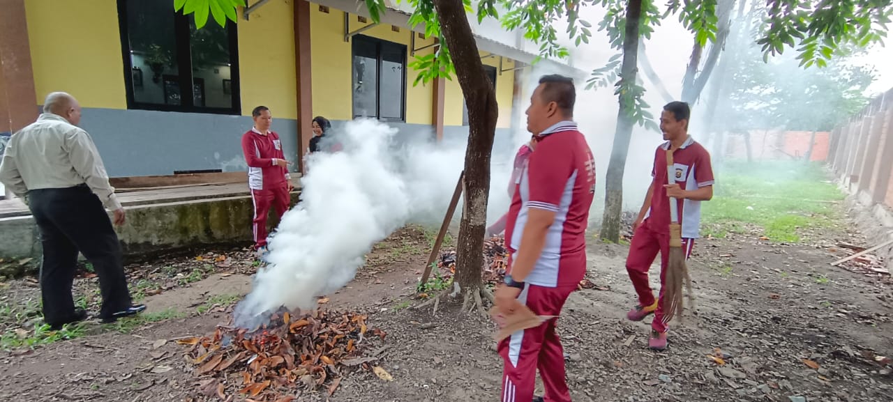 Sambut Hari Bhayangkara ke-79, Sat Intelkam Polres Ogan Ilir dan OKP Gelar Bakti Kebersihan di Gereja