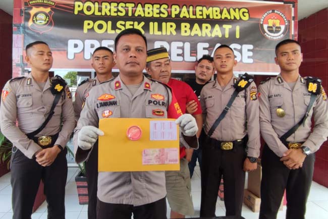 Simpan Paket Sabu di Selokan, Kakek 60 Tahun Berurusan dengan Polisi