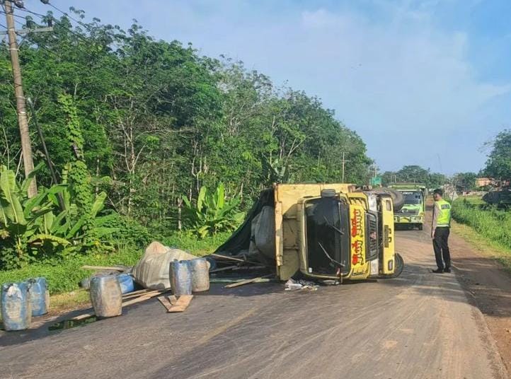 Diduga Angkut Minyak, Truk Terguling di Jalintim Palembang-Betung, Polisi: Sopir Kabur