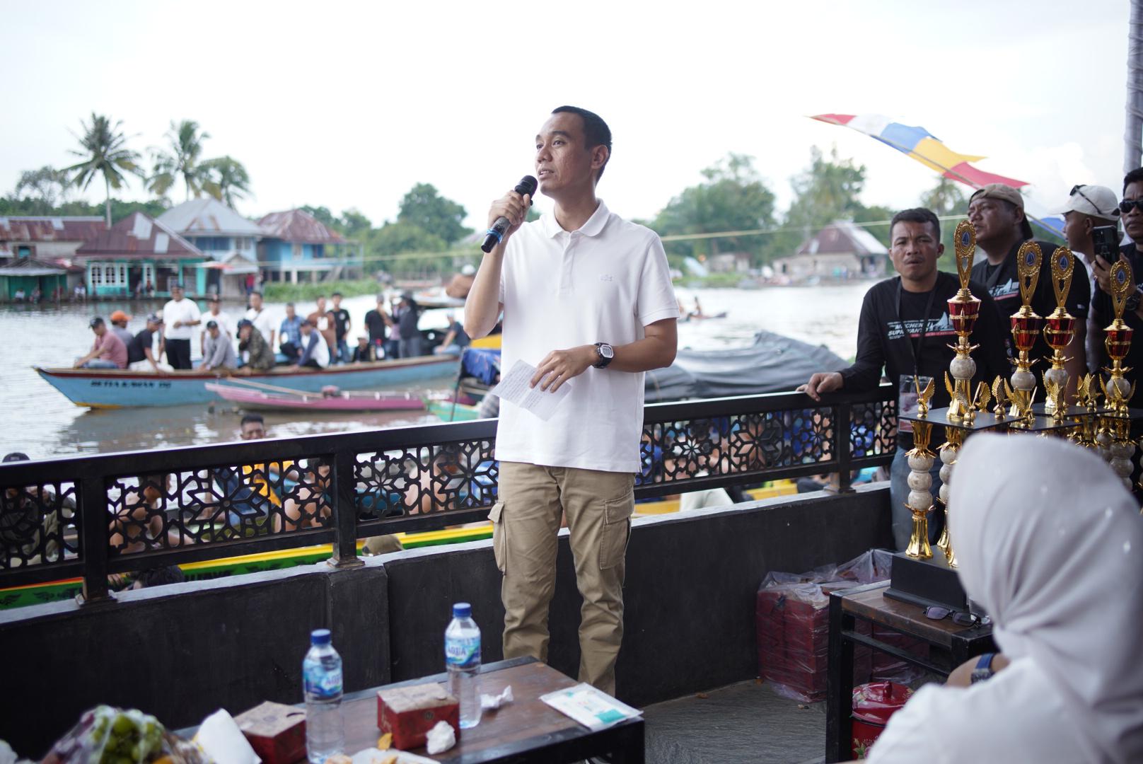 Warga Pedamaran Antusias Saksikan Lomba Kebut Perahu di Sungai Babatan OKI