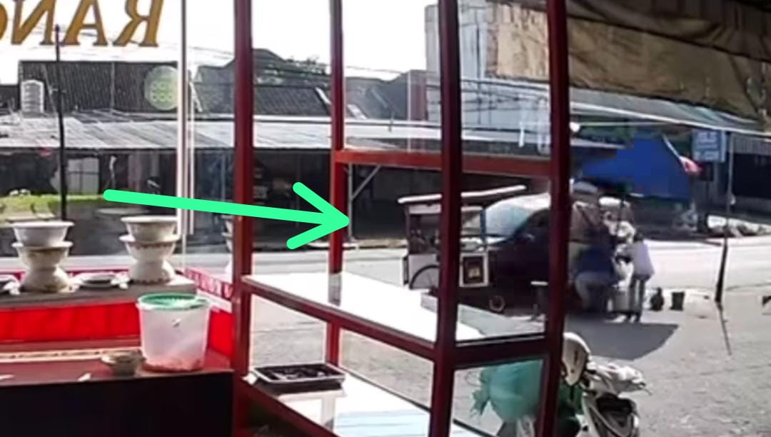 Viral Pengendara Mobil di Palembang Tabrak Dua Gerobak Sekaligus di Pinggir Jalan Sukabangun