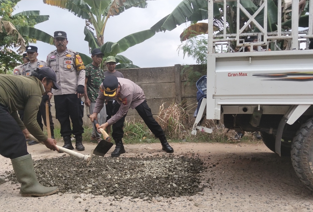 Respons Keluhan Warga, Polsek Sukarame Perbaiki Jalan Berlubang di Talang Jambe