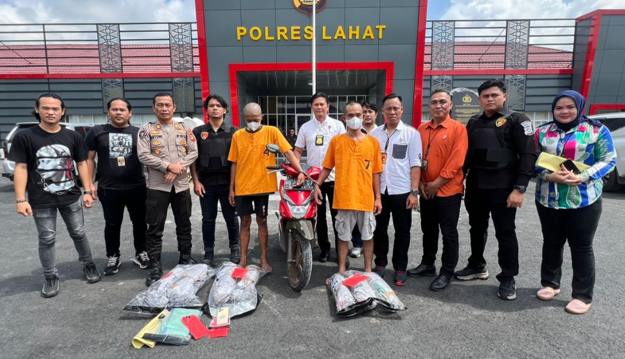 Dibawa Pakai Motor, 2 Pria Selundupkan 7,6 Kilogram Ganja Pakai Karung ke Lahat, Disergap Polisi