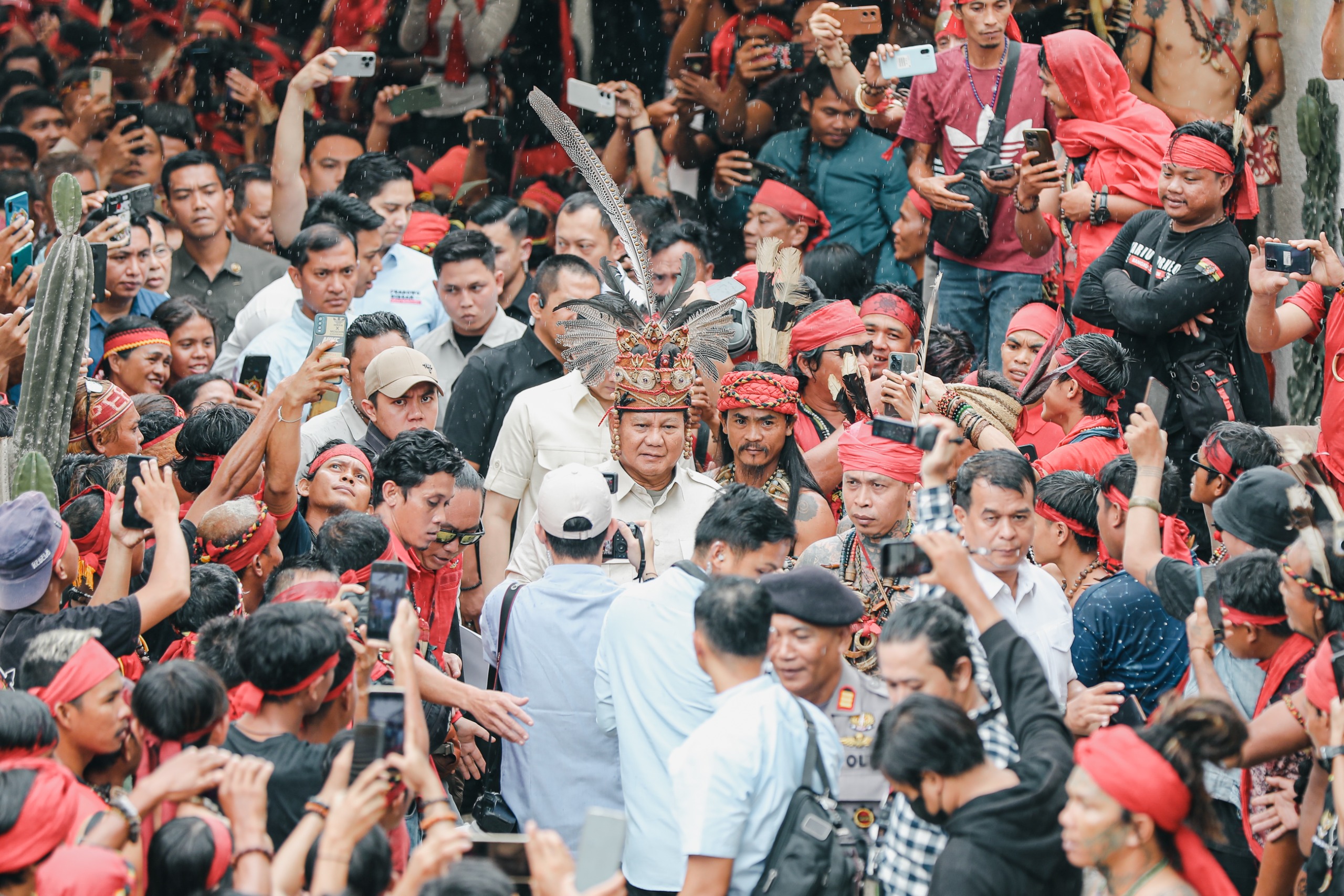 Hadir di Pontianak, Prabowo Disambut Ribuan Warga Dayak dan Panglima Jilah Pasukan Merah TBBR