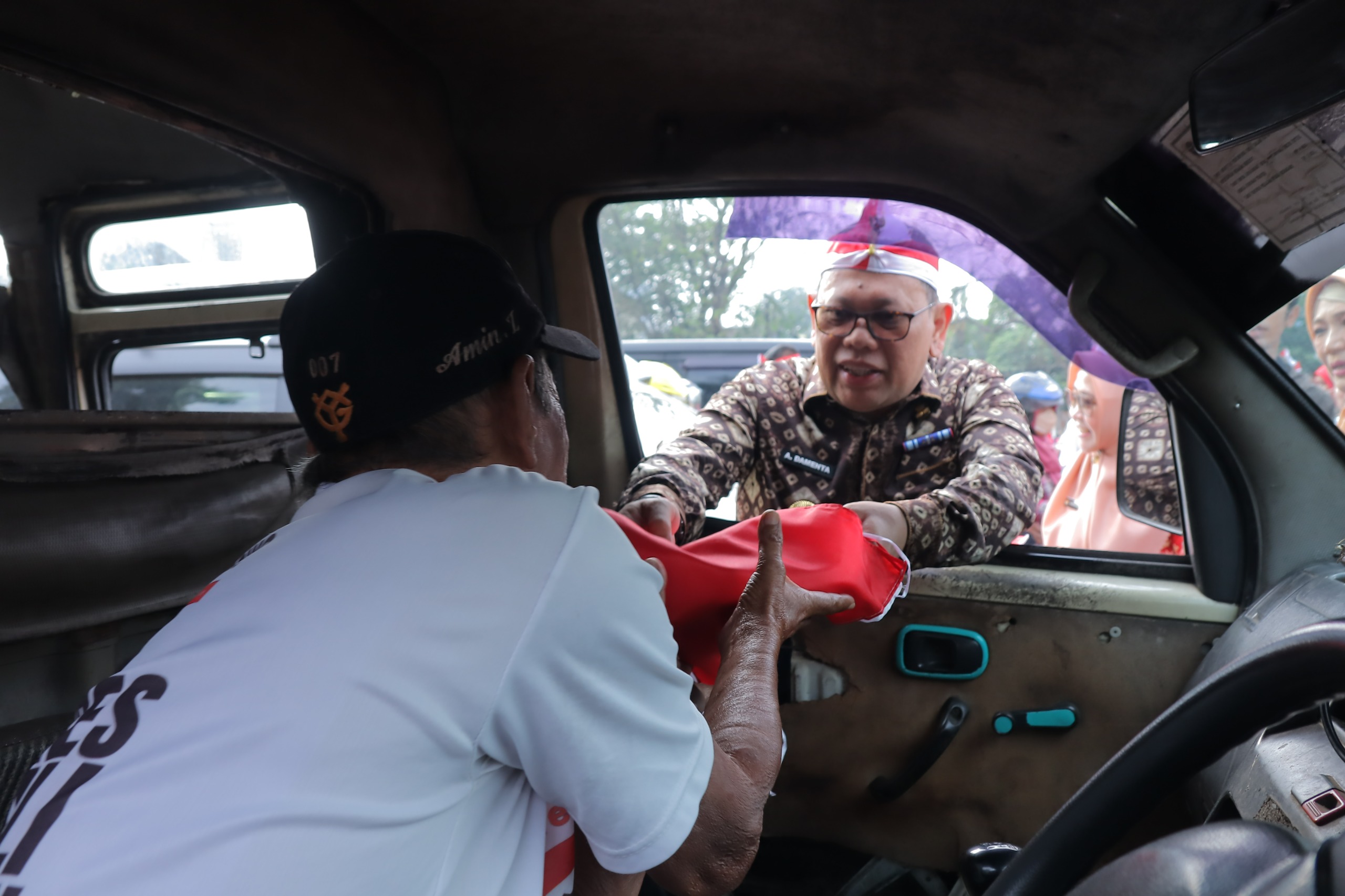 Bagikan Ribuan Bendera, Pj Wali Kota Palembang Ajak Masyarakat Nyalakan Semangat Kemerdekaan