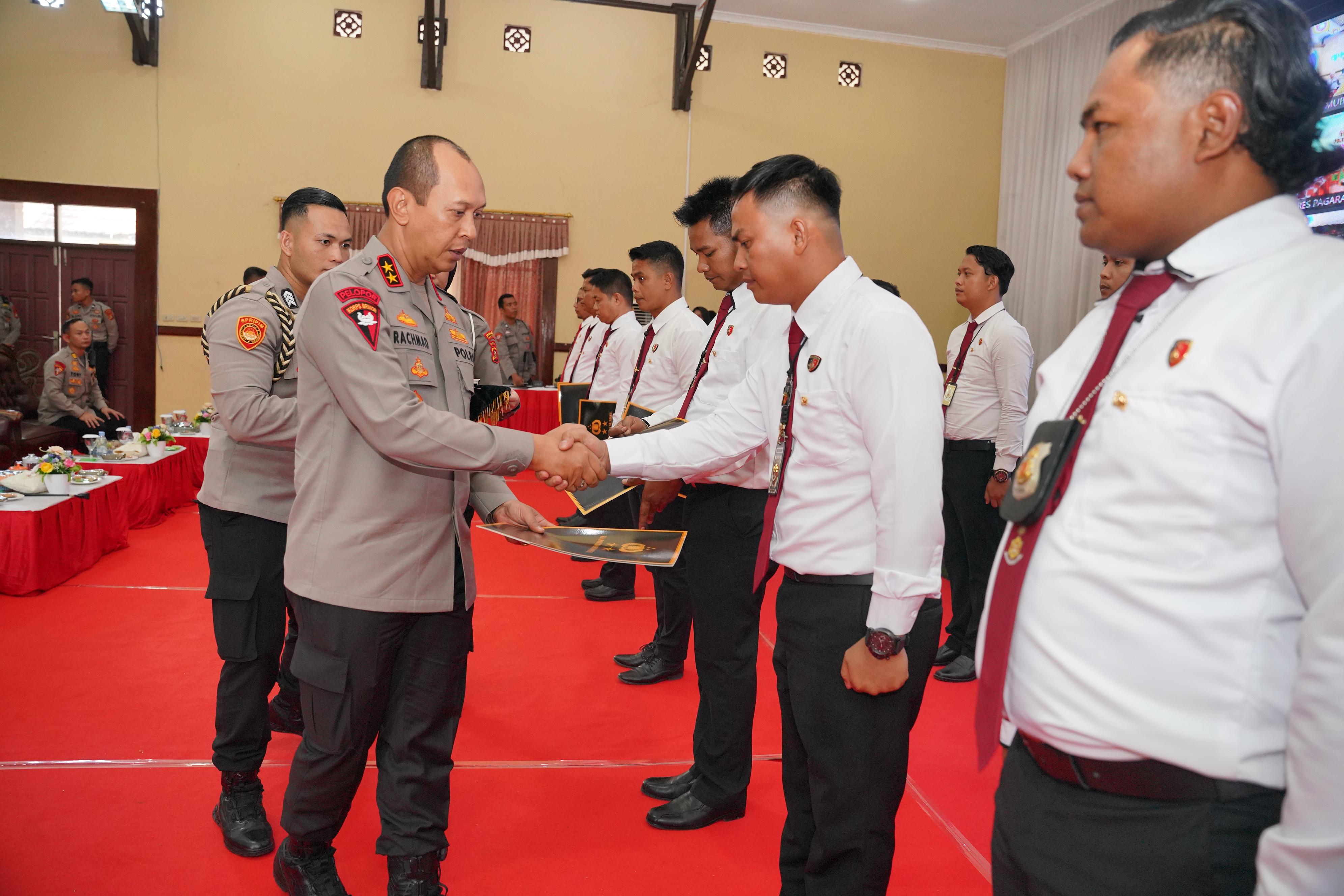 Apresiasi Ungkap Kasus Menonjol di Musi Rawas, Kapolda Sumsel Ganjar Personel dengan PIN Emas, Santuni Korban
