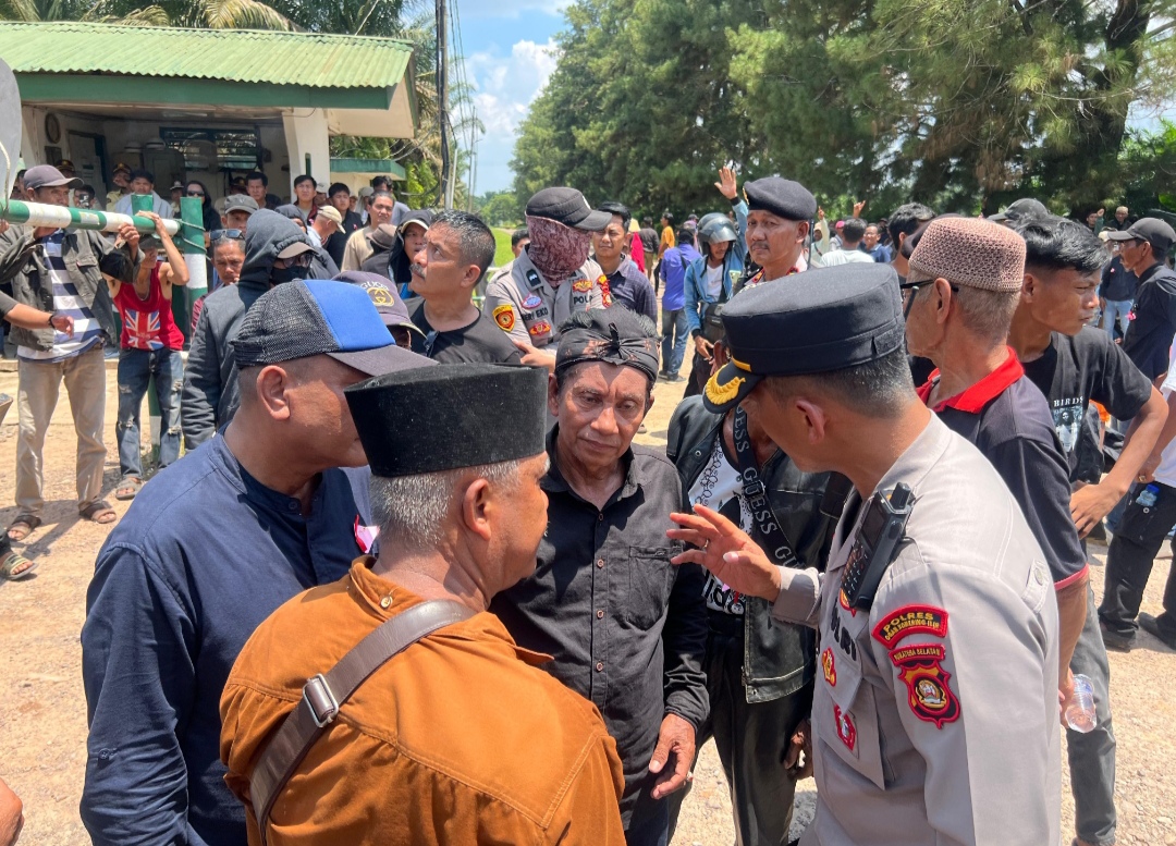 Sengketa Lahan di OKI, Polres OKI Kawal Aksi Warga Pedamaran di PT Tania Selatan