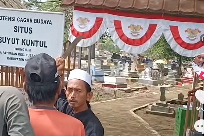 Video Viral Jenazah Dibawa Jemaah di Depan Makam Malah Dihadang Golok, Mitos Ditakutkan Ada yang Ikut 