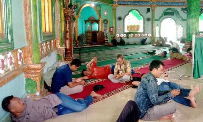 Warga di Kabupaten Muratara Isi Ramadhan dengan Itikaf di Masjid