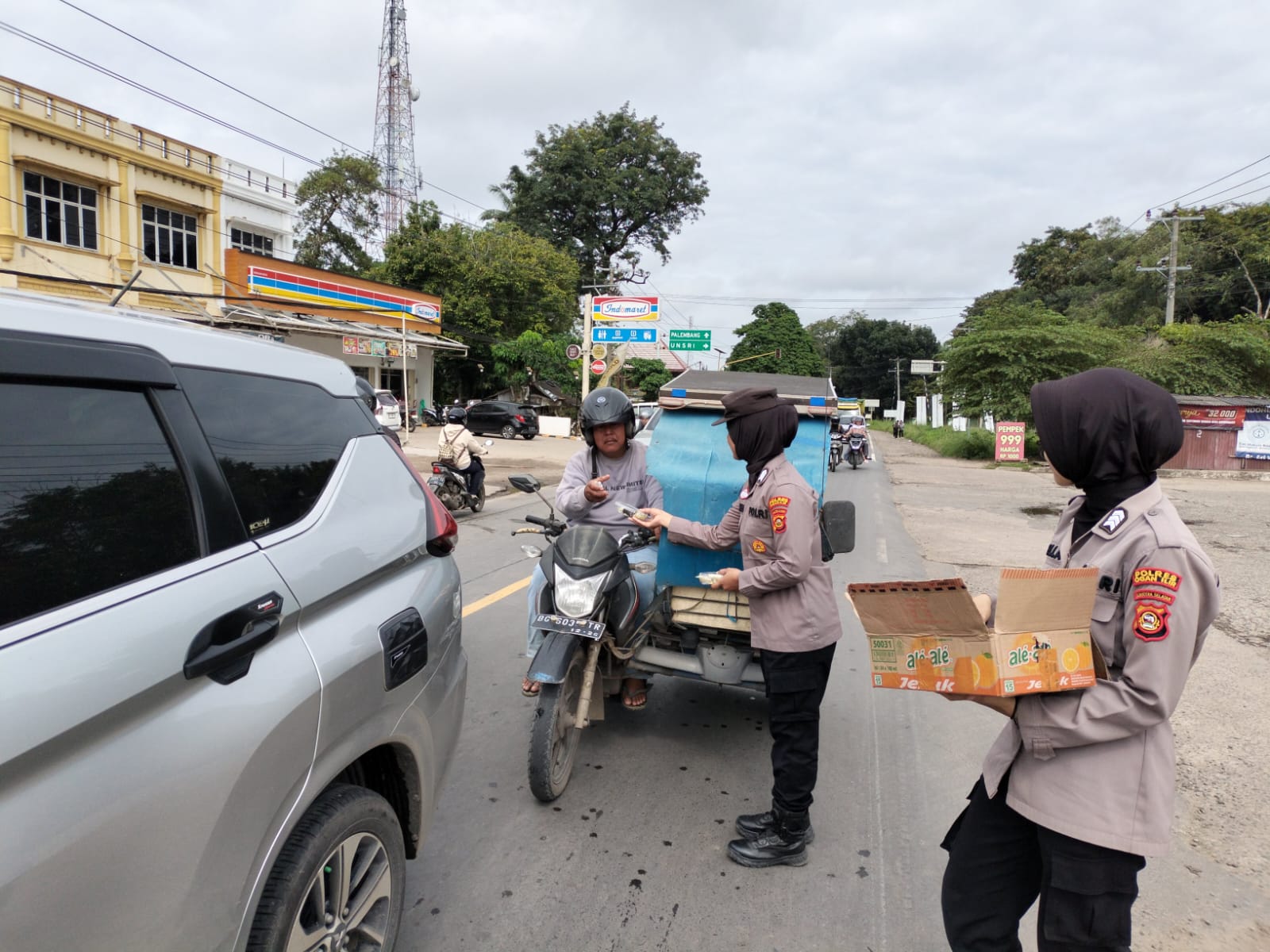 Polres Ogan Ilir Bagikan 250 Paket Takjil kepada Masyarakat yang Melintas di Jalan Lintas Indralaya-Prabumulih