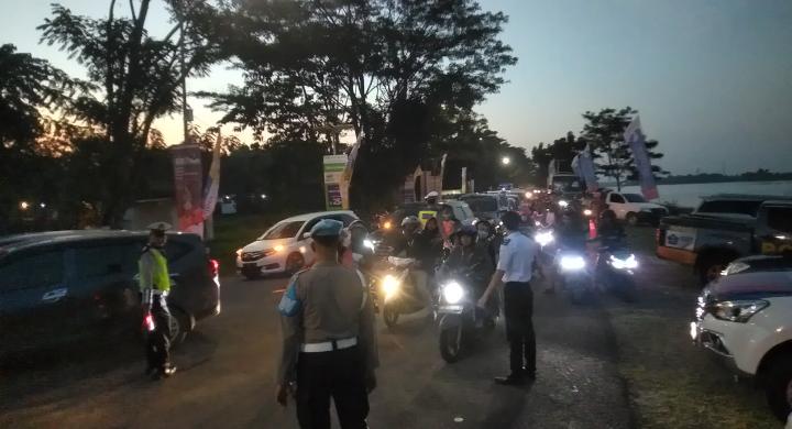 Warga Antusias Nonton Pembukaan FORNAS VI Palembang, Jalanan Macet 