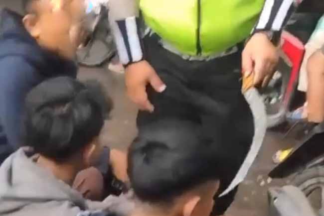 Bonceng 3 Ditilang Polantas, Oknum Pelajar SMA di Palembang Kedapatan Bawa 2 Celurit 