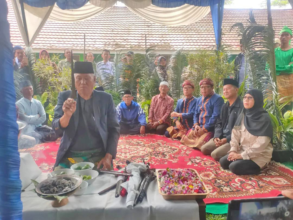  Jaga dan Lestarikan Benda Pusaka, Disdikbud Pagaralam Gelar Ritual Pembersihan Pesake 