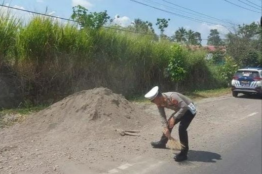 Satlantas Polres Pagaralam Bersihkan Material Pasir dan Kerikil di Jalan Guna Mencegah Kecelakaan Lalu Lintas