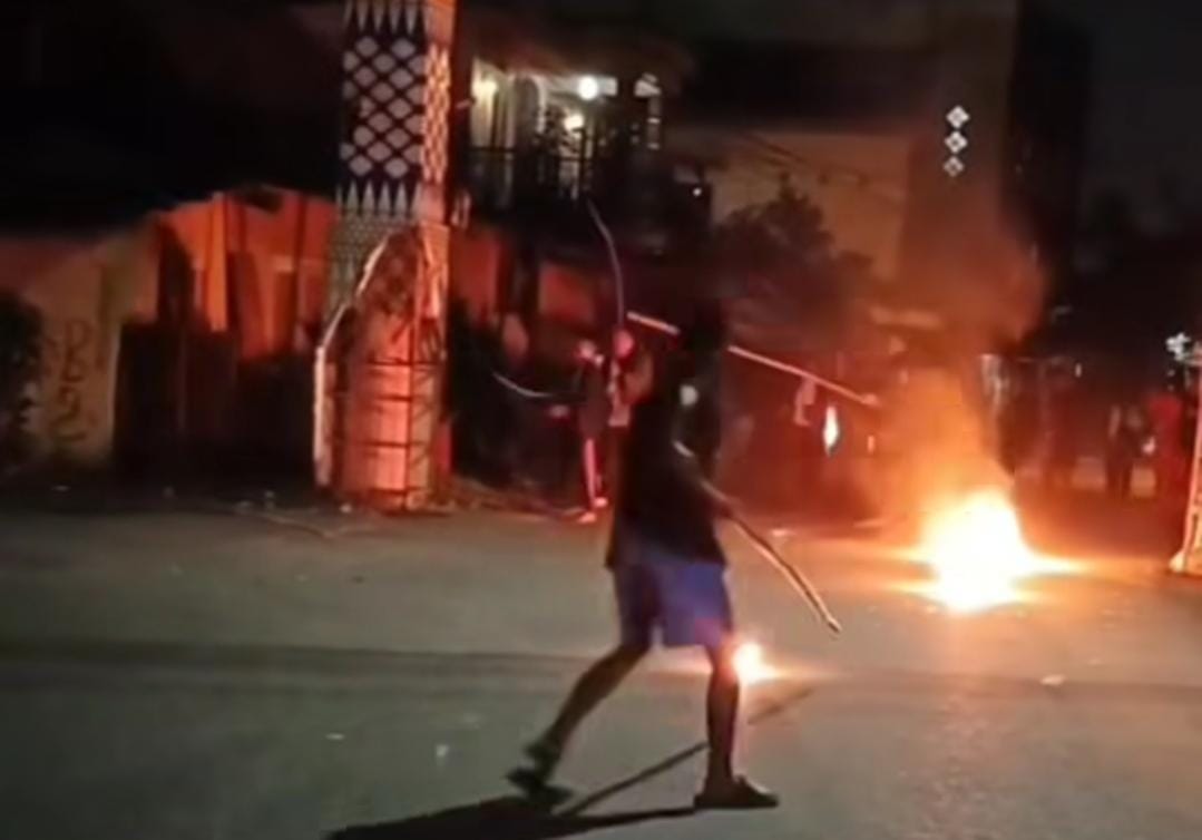 Aksi Tawuran di Palembang 'Masih Kambuh', Sajam Dibalas Kobaran Api Bom Molotov, Warganet Heboh Lapor Damkar 